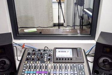 zdjęcie studio nagraniowe konsola i pokój nagrań
