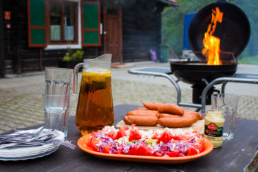 zdjęcie Grill na zewnątrz i kiełbasa na stole