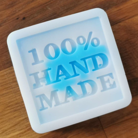zdjęcie błękitno-białe mydełko z napisem 100% hand made