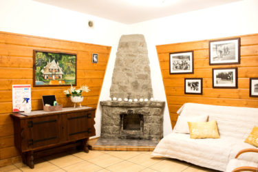 Sala kominkowa w Ośrodku Górskim Kordon, kominek i miejsce do odpoczynku